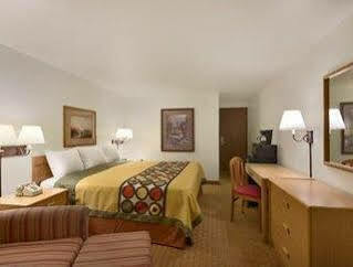 Super 8 By Wyndham Hole